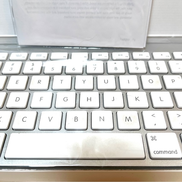 Apple KeyBoard Wireless. Bluetooth. Uses 2 AA Batteries. EUC. White & Silver - Picture 9 of 11